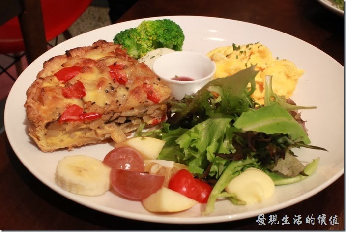 台南-mumu小客廳早午餐。【法式鹹蔬鹹派】早午套餐，NT$220。除了法式鹹派外，還有野菜沙拉以及歐姆蛋。