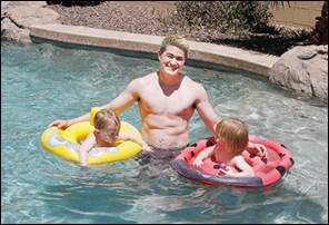 ORG XMIT: 120034712 PHOENIX, AZ - JULY 26: (EXCLUSIVE ACCESS. Premium Rates Apply) Thomas Beatie enjoys his pool with son's one year old Jensen Beatie and two year old Austin Beatie during the Thomas and Nancy Beatie And Family Photo Shoot on July 26, 2011 in Phoenix, Arizona.  (Photo by Mike Moore/TB/Getty Images) ***DIREITOS RESERVADOS. NÃO PUBLICAR SEM AUTORIZAÇÃO DO DETENTOR DOS DIREITOS AUTORAIS E DE IMAGEM***