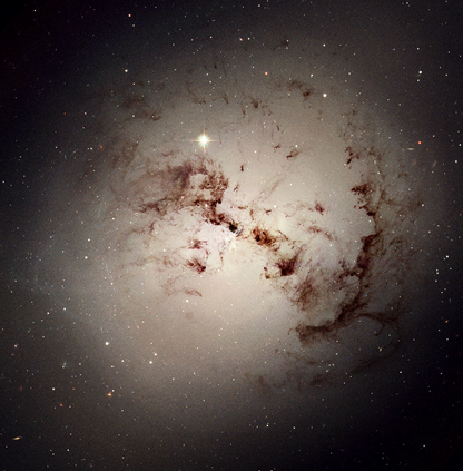 faixas de poeira na galáxia NGC 1316