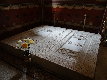 12. Mormantul lui Carol I si a Reginei Elisabeta.JPG