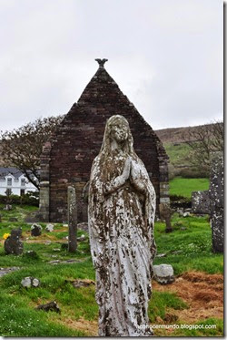 Peninsula de Dingle. Ruta de Slea Head. Kilmakedar church. Estatua Virgen - DSC_0248