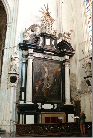 入口から入ってすぐ、右の祭壇画はアントン・ヴァン・ダイク（Antoon van Dijck）の作品