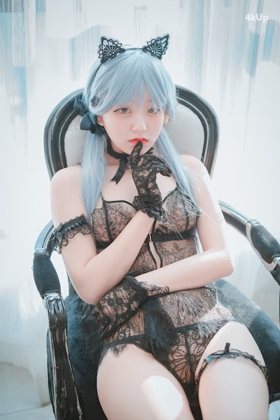 DJAWA Photo – Jeong Jenny (정제니) Schwarz und Wei Katzenmädchen