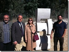 L'opera scultorea con accanto da sinistra Mario Termini il sindaco Leanza il Prefetto di Enna Clara Minerva e lo scultore Francesco Panceri