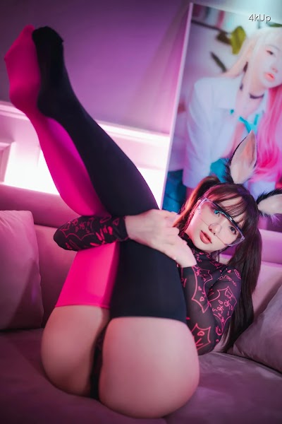 DJAWA Photo – Son Ye-Eun (손예은) Retro Gaming Girl