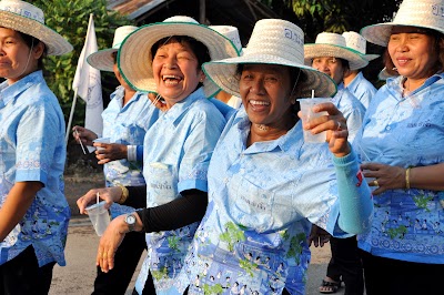 Les plus vieux étaient eux bien souriant est dans la fête (l'alcool aidant...) DSC_0029.JPG
