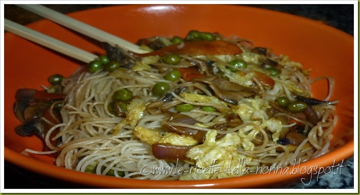 Spaghetti cinesi vegan con verdure e funghi (12)
