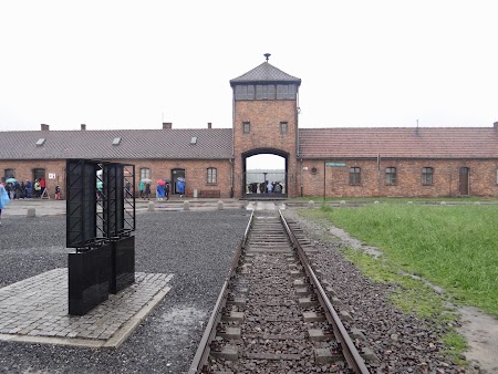 25. Intrarea in Birkenau.JPG