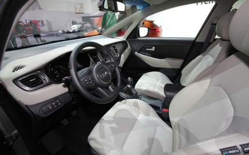 2013-Kia-Carens-interior