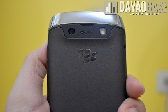 Blackberry Bold 9790 sports a non-slip rubber back and an elegant metal border