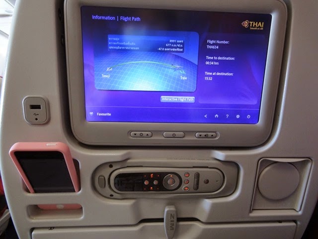 2014-01-21 14.25泰航的飛機 座位很窄 但是有USB充電座呢