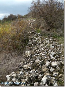 Restos de muros en el cerro de Irujo - Guesálaz