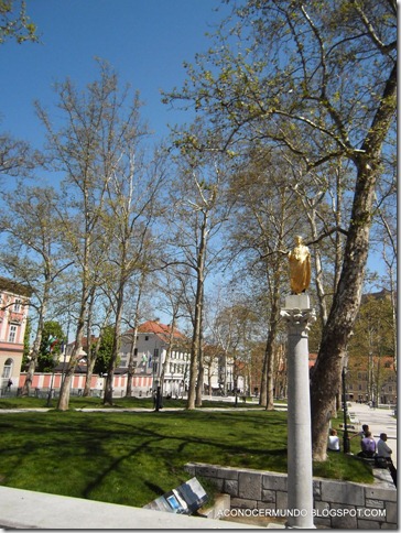 221-Liubliana-Parque Zvezda-Estatua del Ciudadano Emona-P4280282