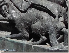 Detalle del perro de la estatua de Ignacio de Loyola