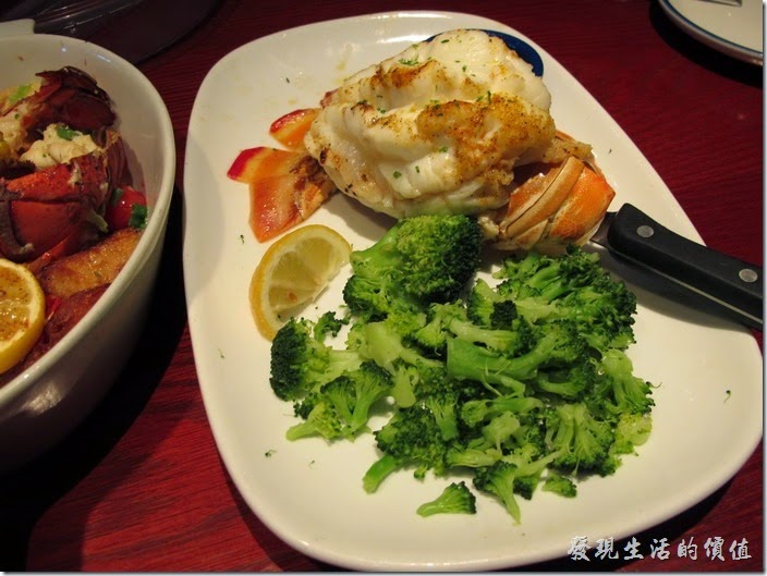 Louisville-RED-lobster。燒烤岩龍蝦尾(Rock Lobster Tail)，然後點了花椰菜當配菜，個人覺得這岩龍蝦非常好吃，肉質綿密帶有嚼勁，新鮮沒話說。