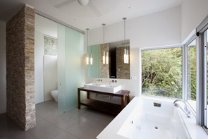 Casa torcida /arquitectos spg baño-de-diseño-lavabo-y-bañera-moderna