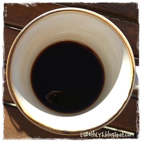 Brun kaffe i kruset med den brune kant...