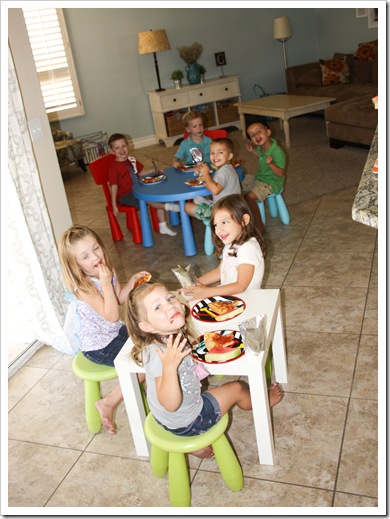 kiddos eating lunch (1 of 1)