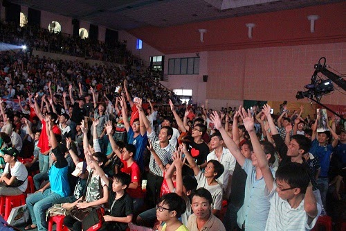 Nhiet tinh tham gia cac tro choi tại Dai Hoi Lau Hanh.JPG