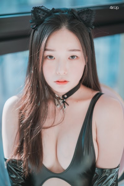 DJAWA Photo – Pia (피아) Black Cat & Gold Python