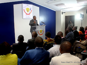 Au fond, Lambert Mende Omalanga, ministre de la Communications et médias de la RDC devant la presse ce 28/07/2011 à Kinshasa. Radio Okapi/ Ph. John Bompengo