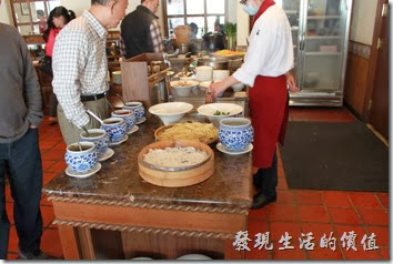 花蓮-理想大地渡假村-里拉西餐廳內用餐的人其實非常多，食材上也大致可以符合大多數人的需求，除了一般的熱食之外，也有現煮的擔仔麵及煎蛋的服務，服務生的服務水準也都維持在一定水平以上，可見訓練及人員素質有管理。