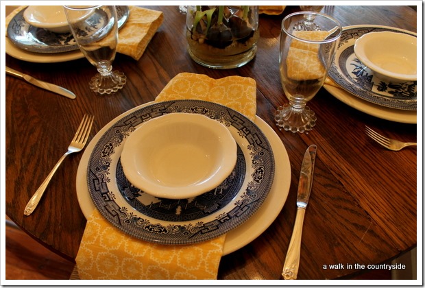 Blue Willow & Yellow tablescape
