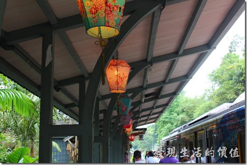 平溪車站的月台上也掛滿了天燈造型的吊燈，這在晚上看起來應該會格外漂亮吧！