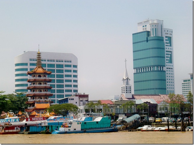 Sibu waterfront, met zicht op de kathedraal en de Boeddhistische Tua Pek Kong tempel