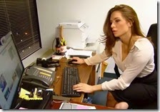 Una donna lavora in un ufficio