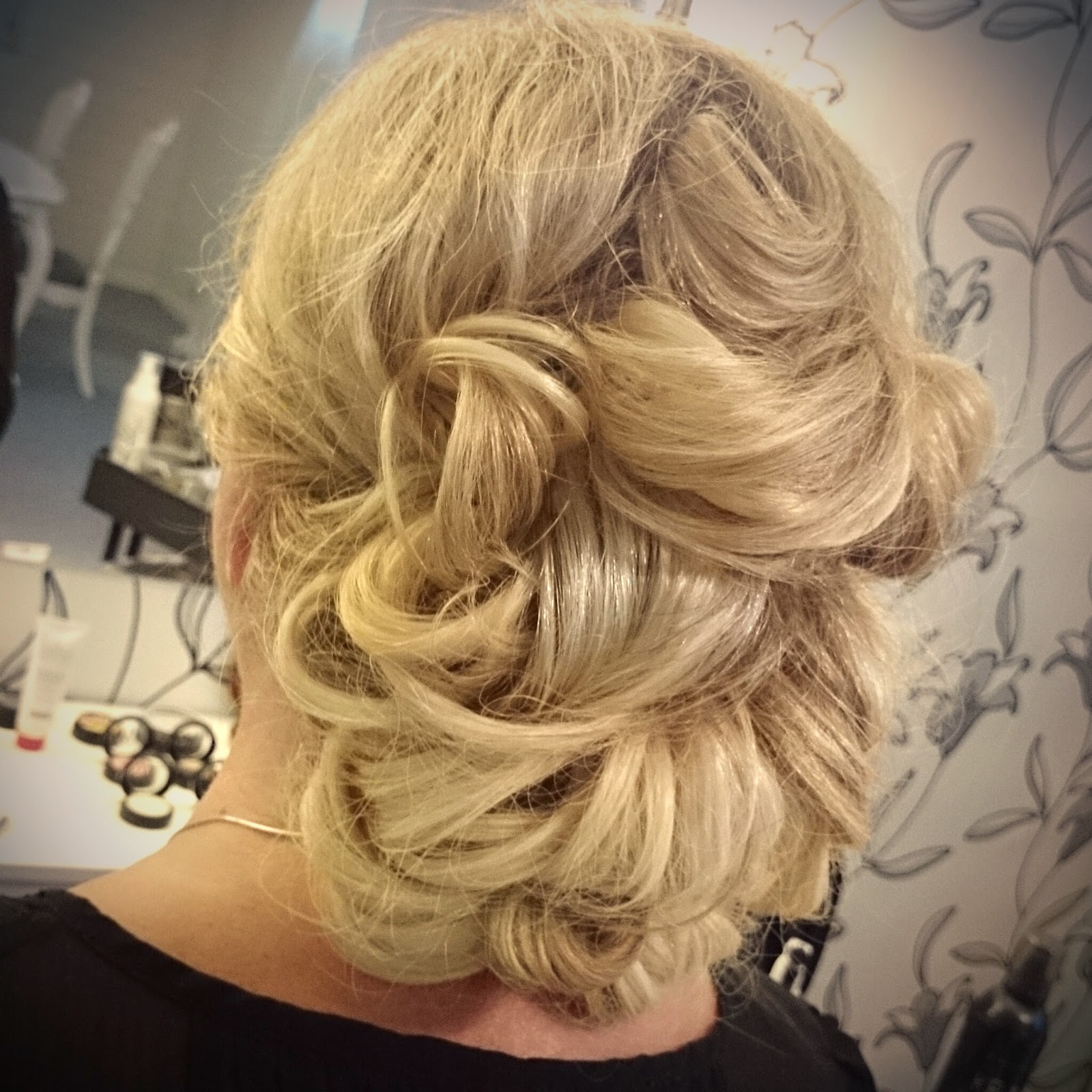 Linn Sotade ögon och slarvig håruppsättning