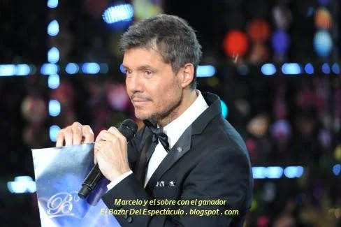 Marcelo y el sobre con el ganador.jpg