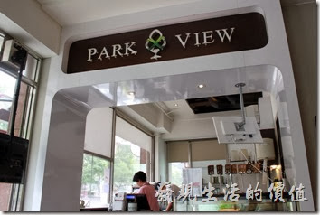 台南-綠帕克咖啡館。一樓櫃台及廚房前的景象。