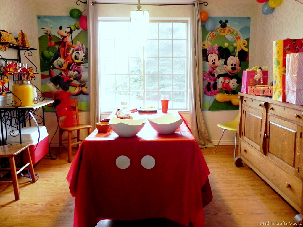 [dining-room-decorated-for-the-party7.jpg]