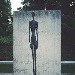 13a.- Giacometti. Stehende III