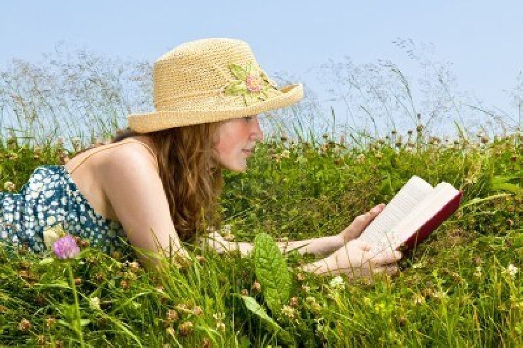 [6219951-libro-de-lectura-de-joven-adolescente-en-el-prado-de-verano-con-sombrero-de-paja%255B2%255D.jpg]