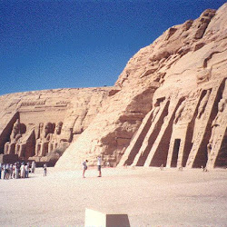28 - Vista del Speo de Ramses II y el pequeño speo de la reina Nefertari en Abu Simbel