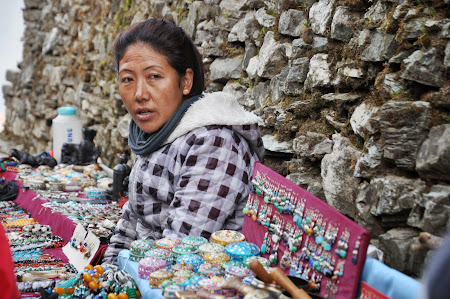 Trekking in Himalaya: Tarabe cu suveniruri din Nepal