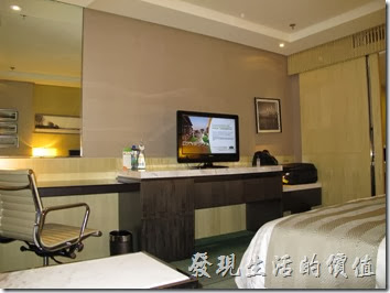 上海-齊魯萬怡酒店。高樓層的房型感覺比較溫馨，但空間比較小一點，而且一進門就用衣櫃當屏風檔住動線，有點不太習慣。 