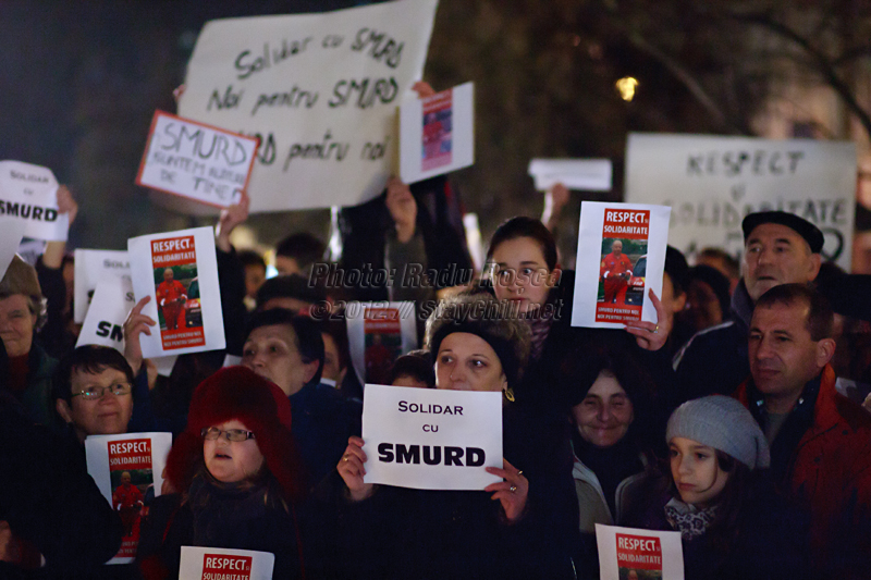 Un grup de protestatari afișează mesaje de solidaritate la mitingul spontan de susținere a fostului subsecretar de stat în Ministerul Sănătății și a serviciului de urgență SMURD, desfășurat în municipiul Tîrgu Mureș, joi 12 ianuarie 2012.