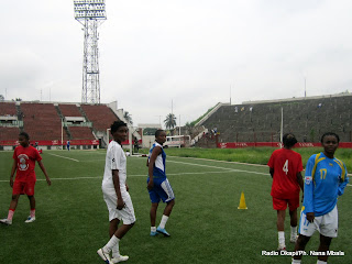 Les Léopards sénior dames football, au cours d'une séance d'entrainements au stade Tata Raphaël, le 21/12/2011. Radio OKapi/Ph. Nana Mbala