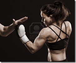 17130061-una-foto-de-estudio-de-la-hermosa-mujer-de-fitness-entrenamiento-de-boxeo