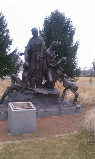 Wyandot Natives Statue