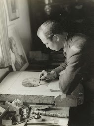 Kunstenaar Cor Visser werkt aan het portret van koningin Wilhelmina.