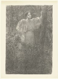 Vrouw met boek leunend tegen boom in bos