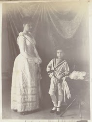 Portret van een vrouw en een jongen in een fotostudio