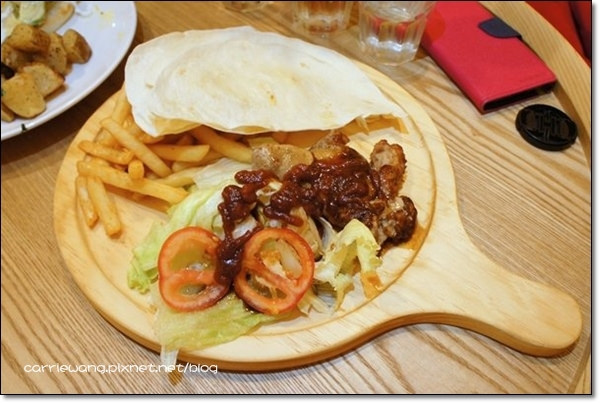 【台中早午餐】小陽台 Plaza。逢甲商圈咖啡輕食店，飲料表現比餐點出色