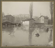 Huizen op een ondergelopen terrein in een buitenwijk van Parijs