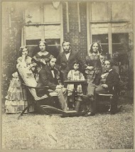 Groepsportret van leden van de families Asser en Oppenheim in een tuin