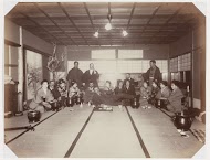 Europeanen met geisha's in een Japans theehuis